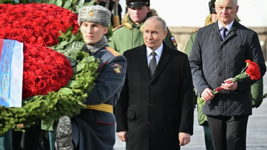 Путин возложил венок к Могиле Неизвестного Солдата в Москве