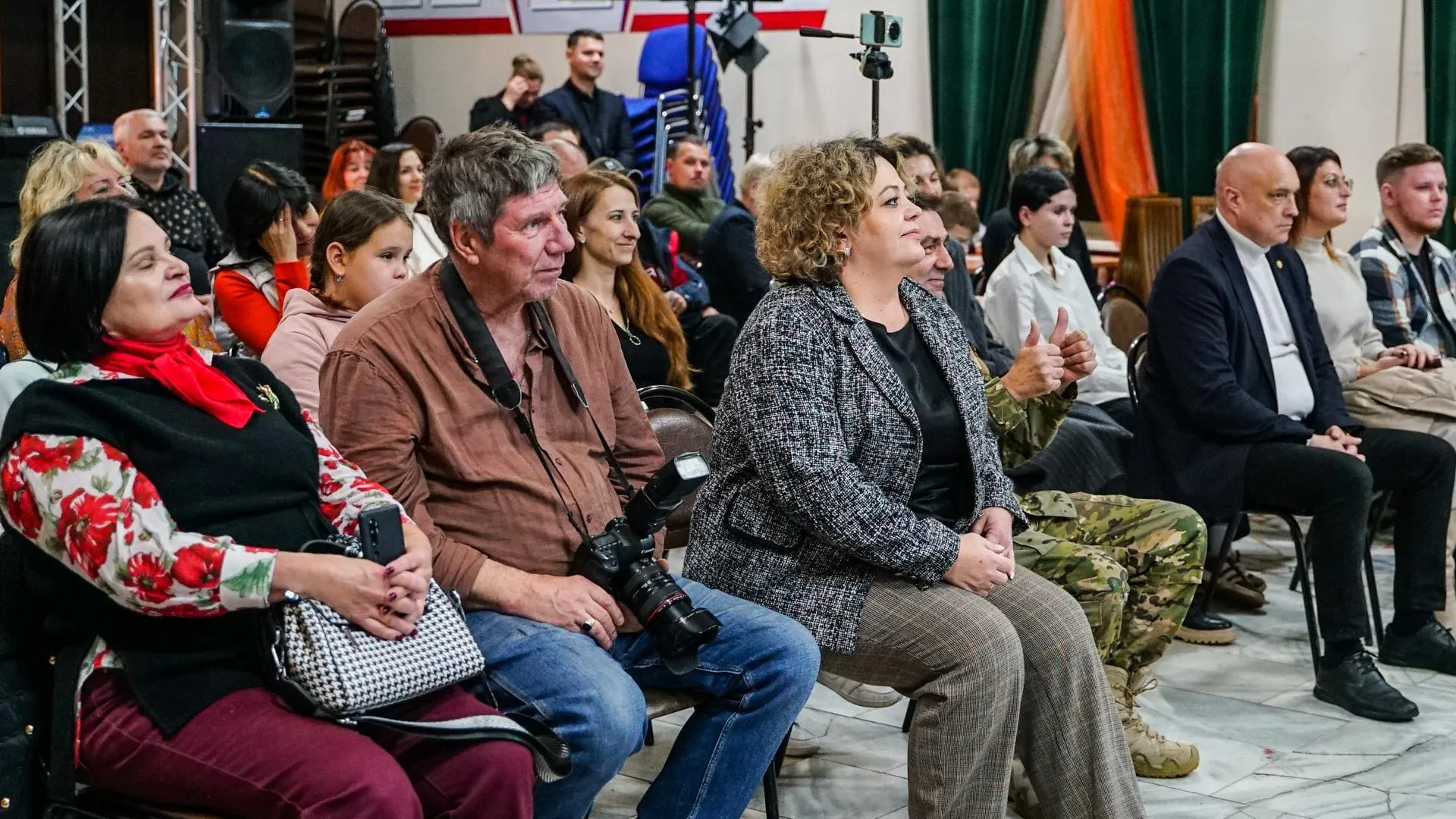 День добровольца Подмосковья отметили в Химках творческим вечером