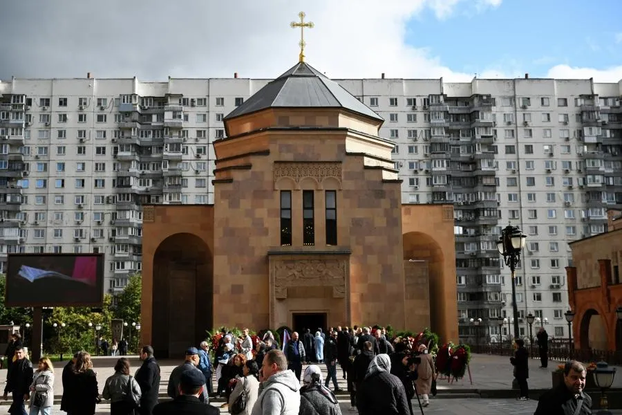 Армянская церковь Святого креста в Москве, где проходит церемония прощания с режиссером и телеведущим Тиграном Кеосаяном