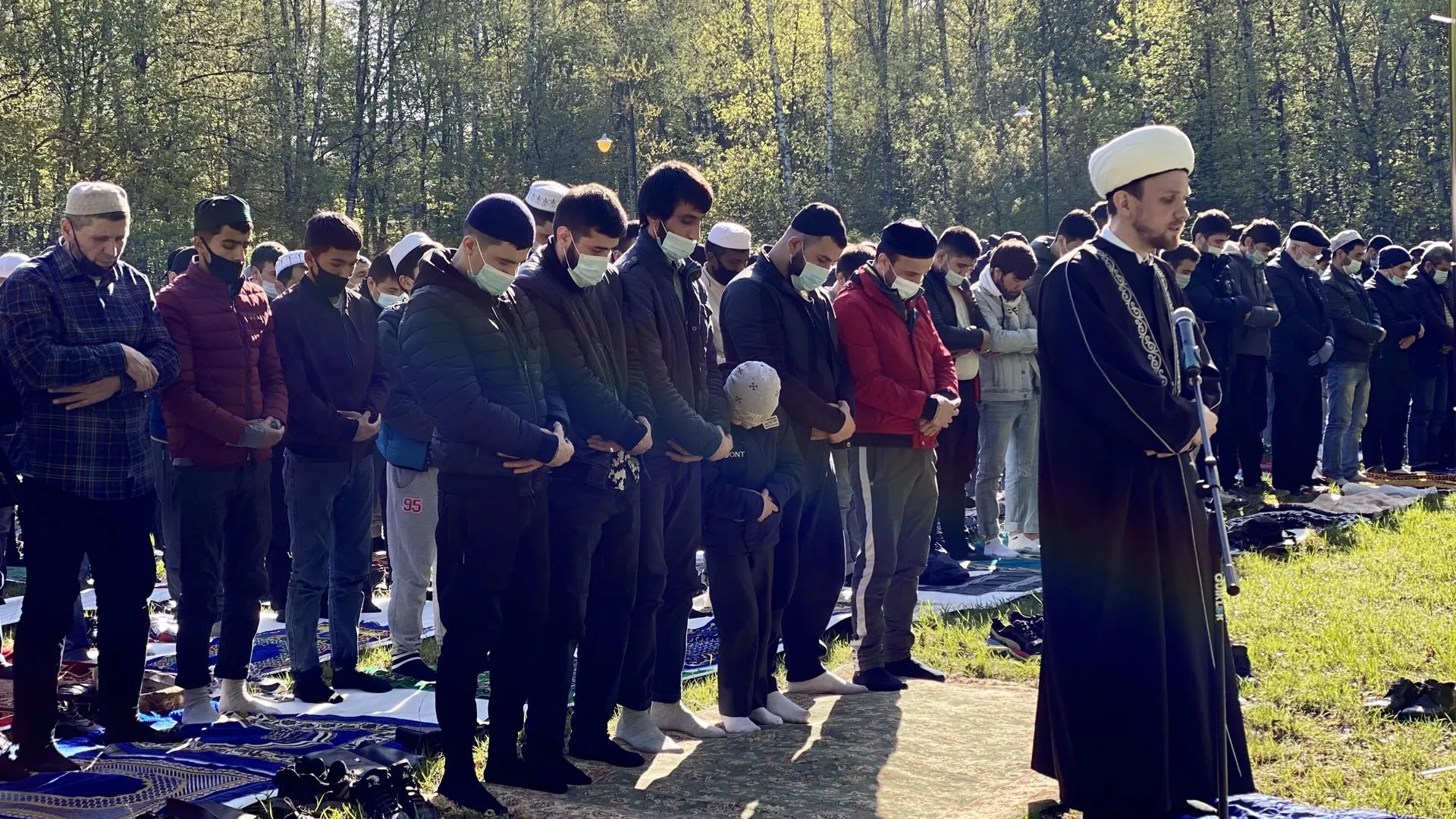 Празднование Уразы‑байрама в Люберцах начали с молитвы