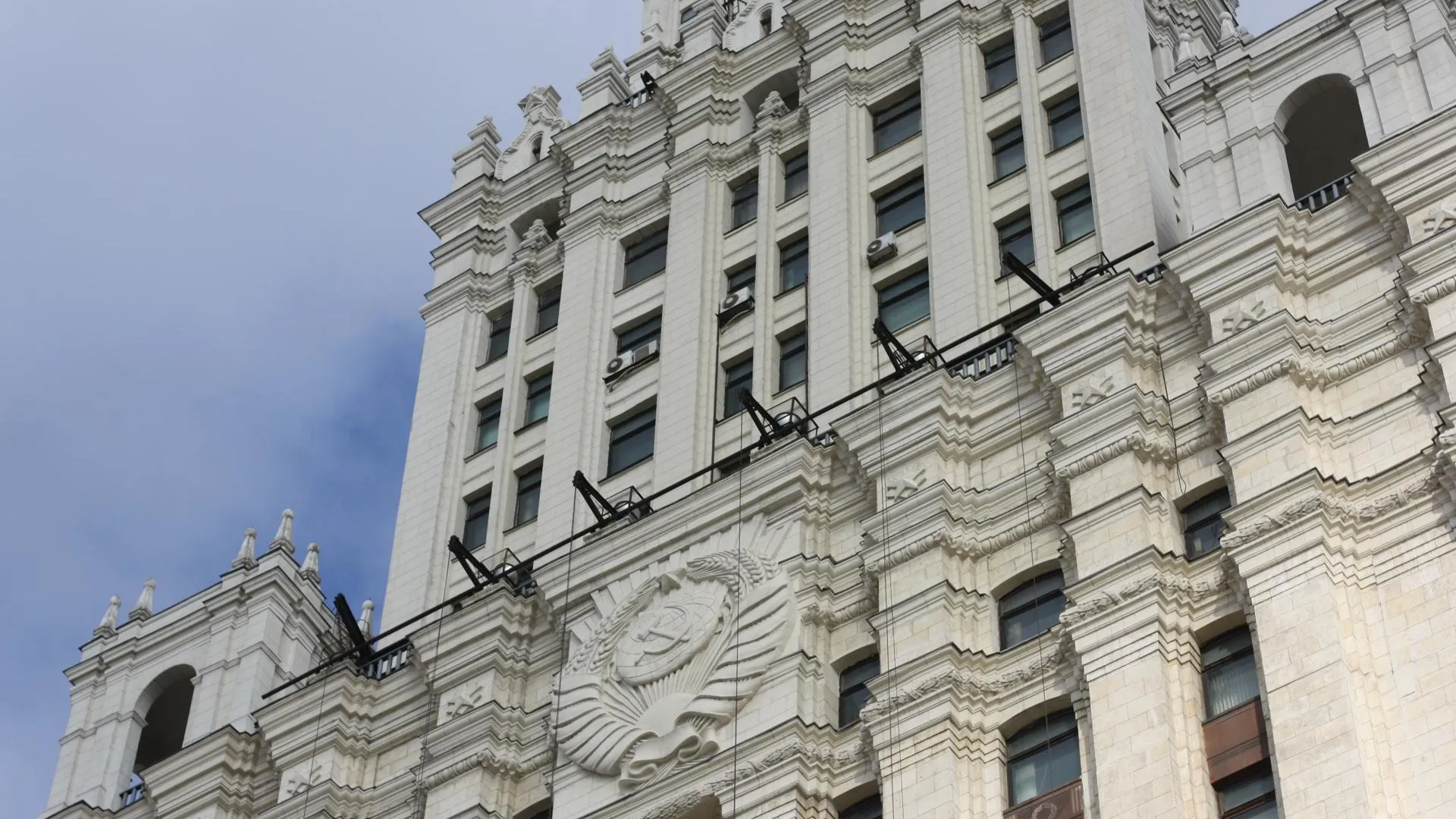 Власти Москвы через суд хотят добиться реставрации высотки на Красных воротах