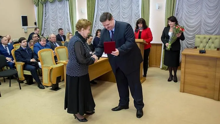 Глава Подольска вручил знак «Добро и Милосердие» заведующей детсадом в Климовске