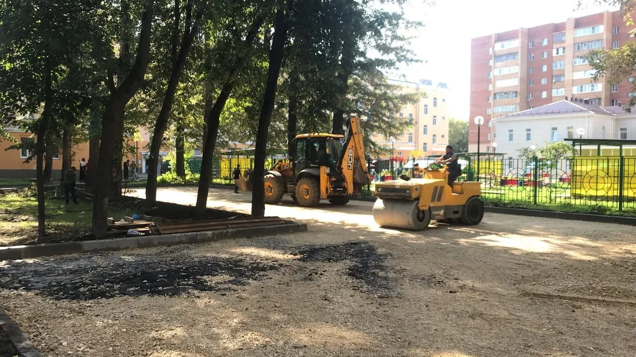Подрядчик приступил к укладке асфальта на новой парковке в микрорайоне Подольска