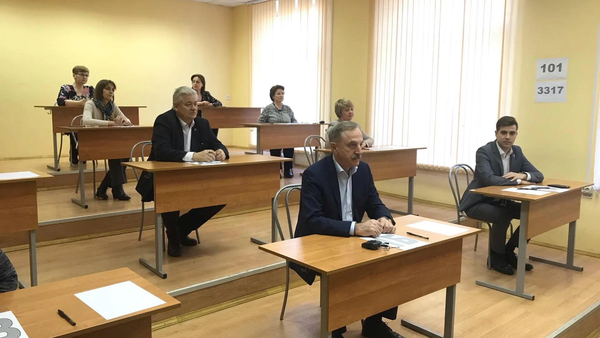 Около 200 родителей старшеклассников сдали ЕГЭ по истории в школе Люберец