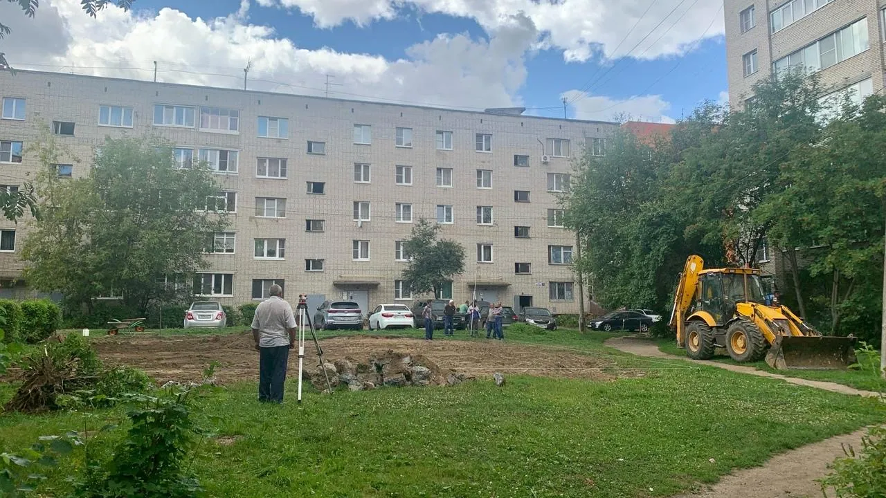 Установку детской площадки на улице Карла Маркса в Подольске завершат к концу августа