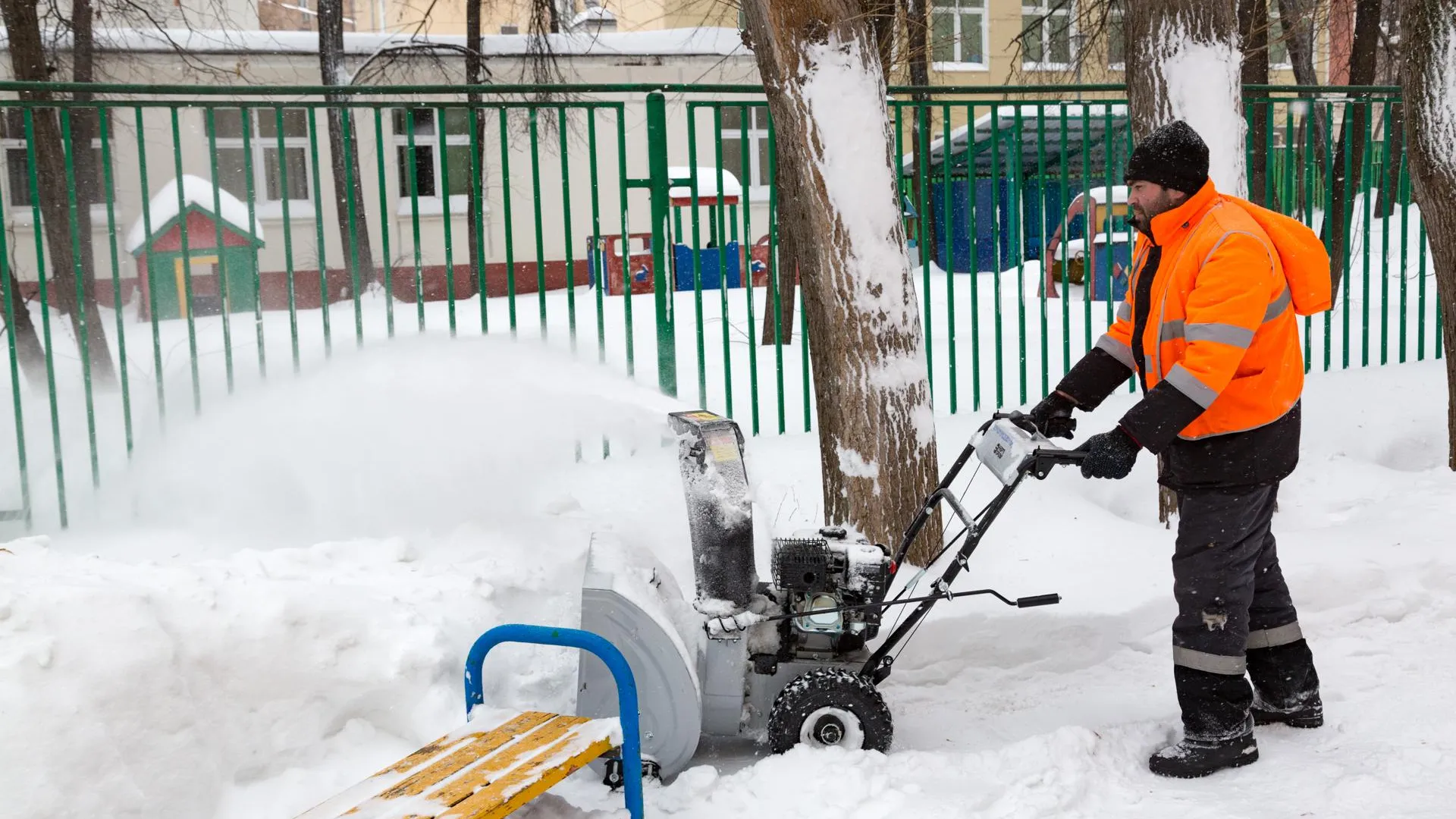 Дорожные службы Подмосковья готовы к сильной метели на предстоящих выходных