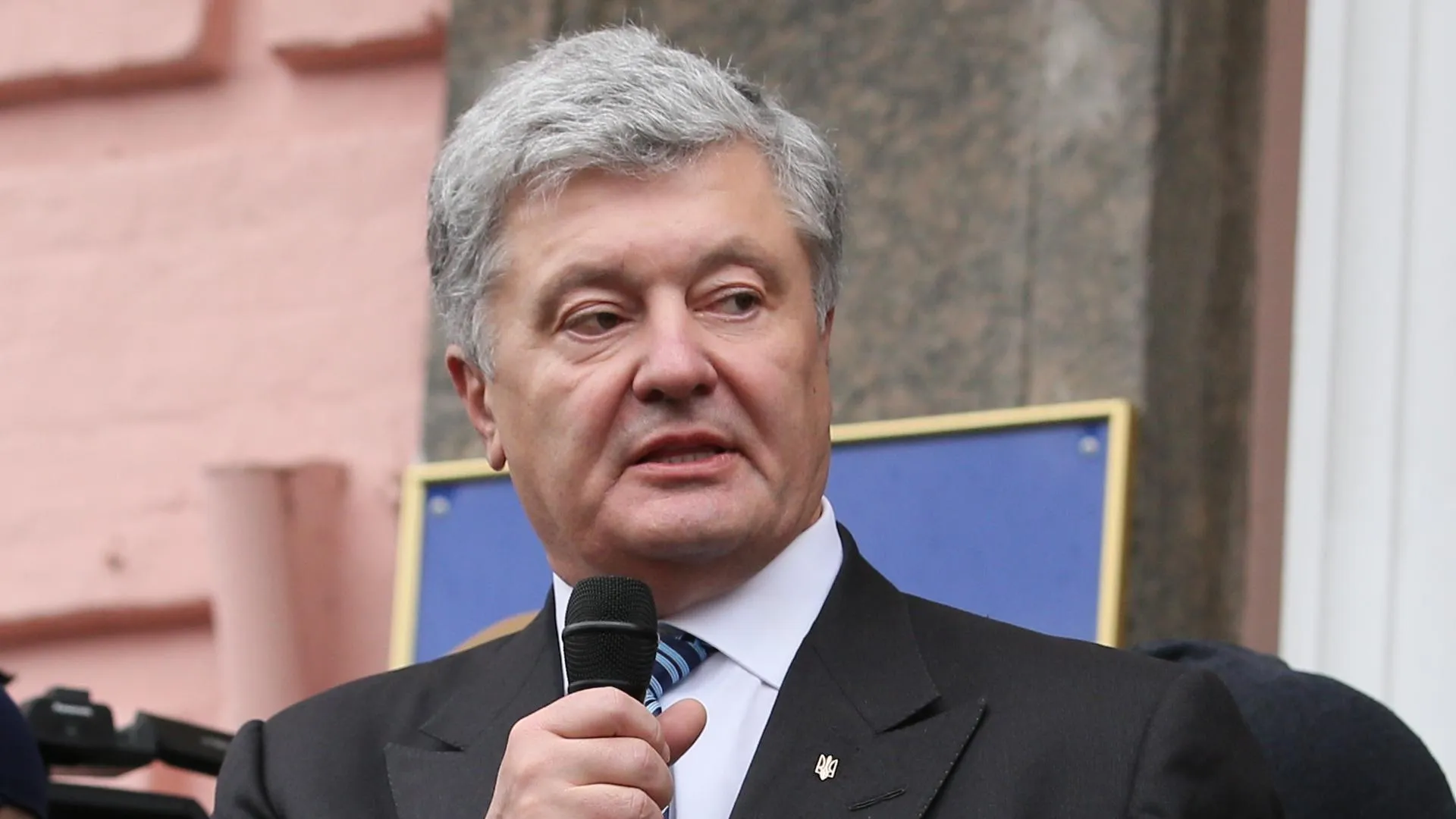 Бывший президент Украины Порошенко отметил, что власти недостаточно помогают ВСУ