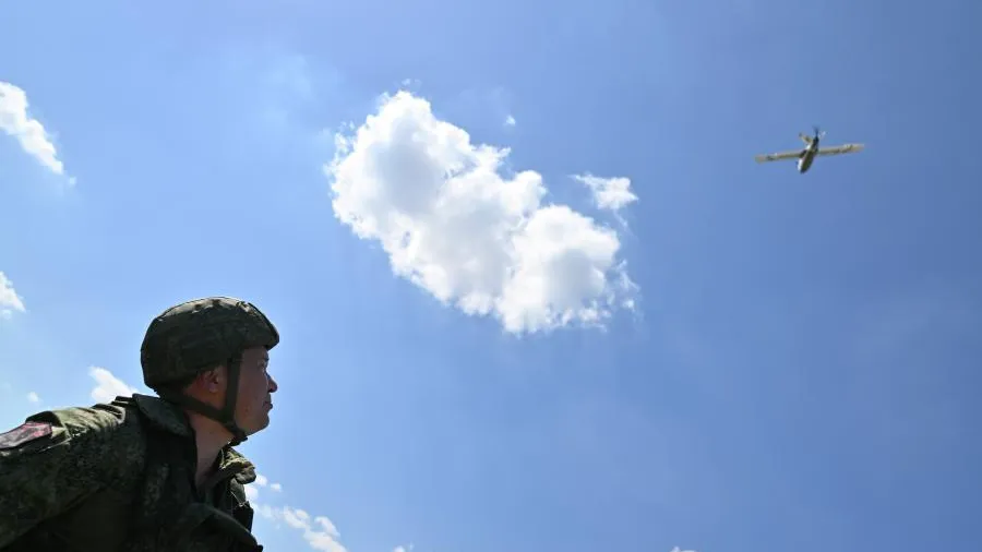 Беспилотники уничтожили ж/д кран и три локомотива на Украине