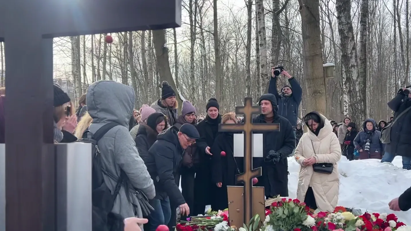 Люди кидали яблоки в могилу лидера Shortparis Николая Комягина