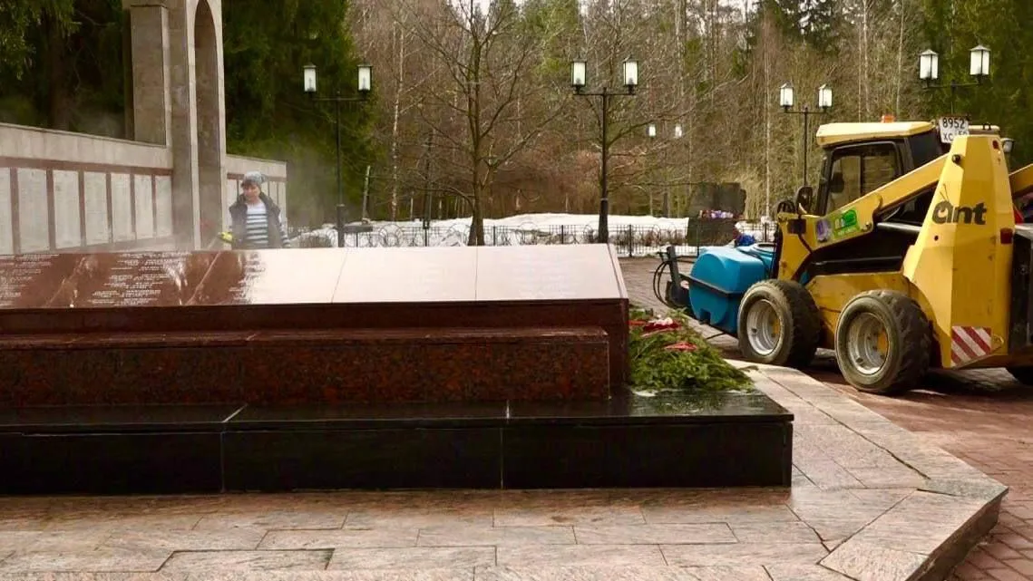 В Дубне в рамках месяца чистоты и благоустройства сотрудники МБУ «ЖКУ» приступили к промывке памятников