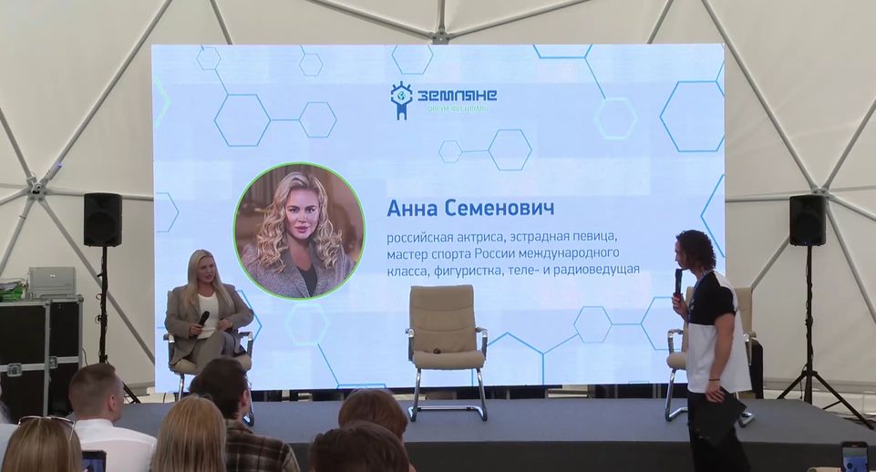Онлайн-трансляция «Встреча со звездами» — «Прорыв: истории и роли на пути к успеху» начинается в рамках форума «Знание».