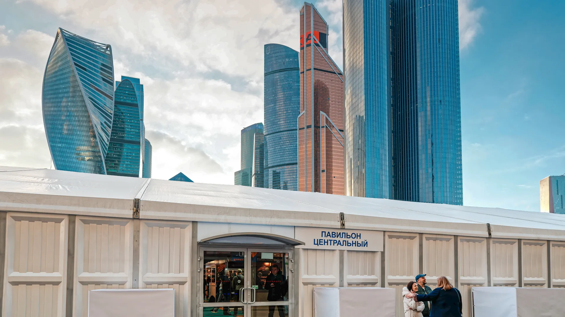 Строительный кран рухнул на дорогу около делового центра «Москва-Сити»