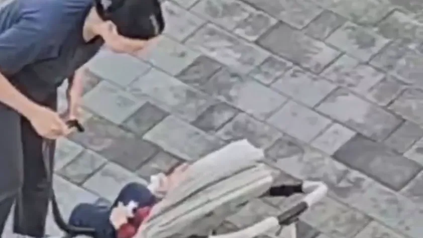 Жительница Подмосковья посреди улицы била малышу пощечины и попала на видео