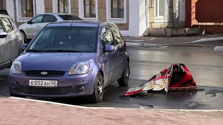 Плакат упал на припаркованный автомобиль в Подольске