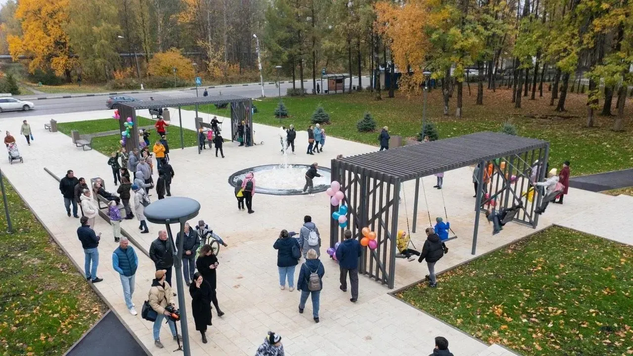 В Сергиево‑Посадском округе благоустроили сквер перед культурно‑досуговым центром «Радуга»