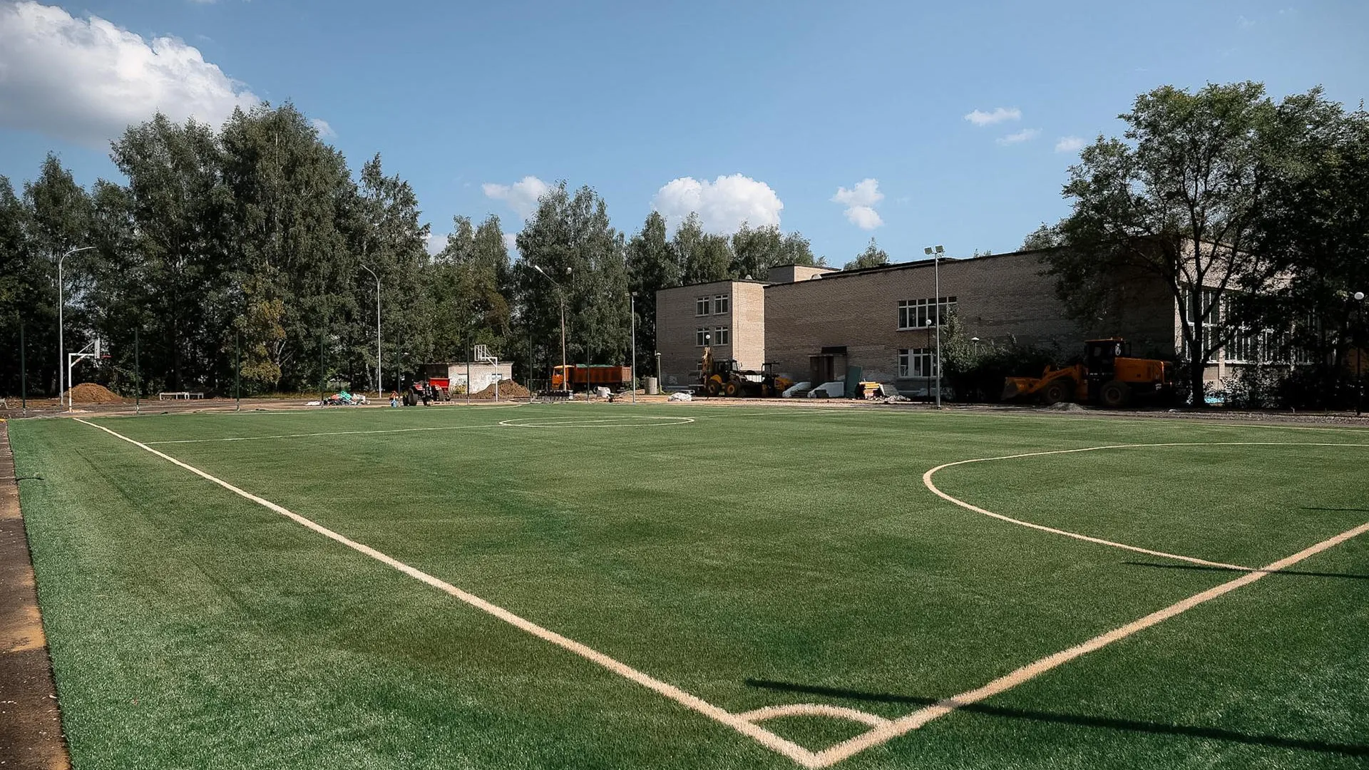 В Дубне продолжается капитальный ремонт школьного стадиона
