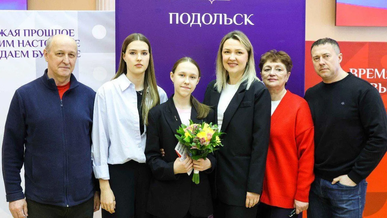 Глава Подольска Артамонов вручил первые паспорта восьми талантливым жителям округа