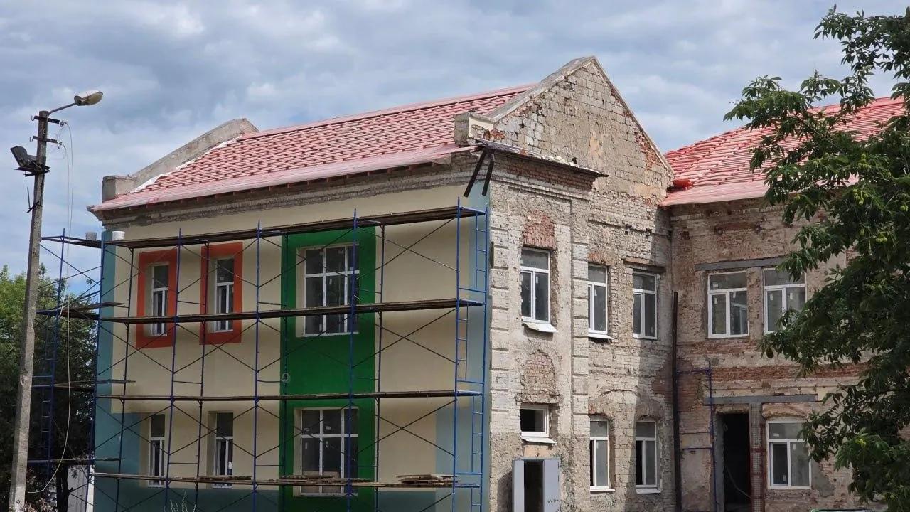Подмосковные специалисты восстанавливают ясли-сад в Мариуполе