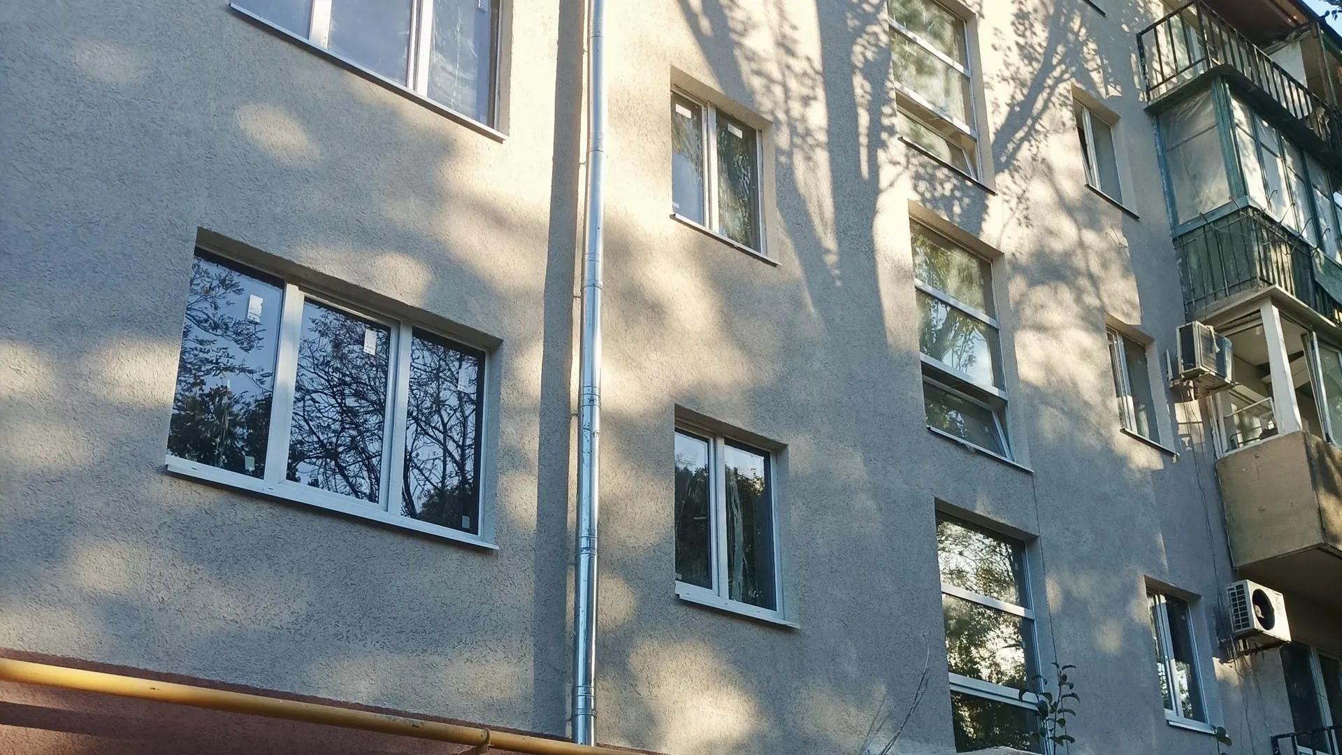 Подмосковные строители продолжают работы по восстановлению МКД в Мариуполе