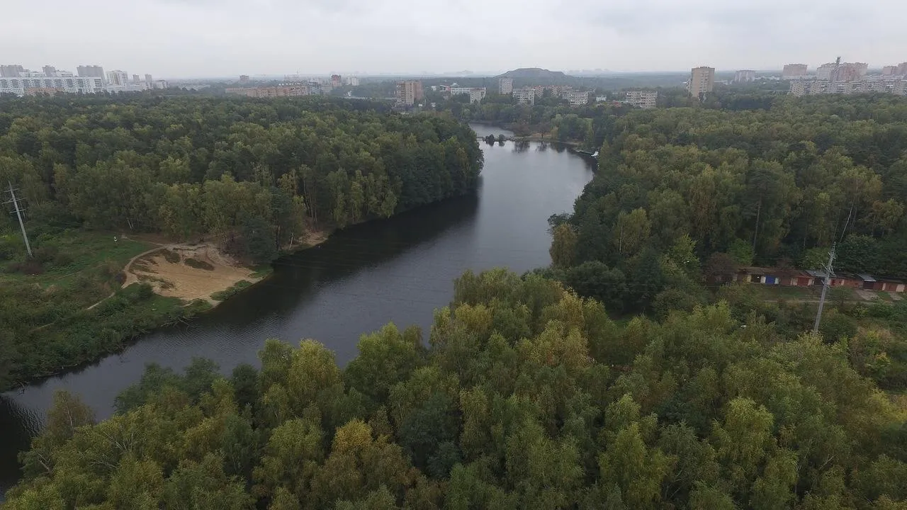 Жители ЖК «Малое Павлино» Люберец пожаловались на неприятный запах от реки Пехорки
