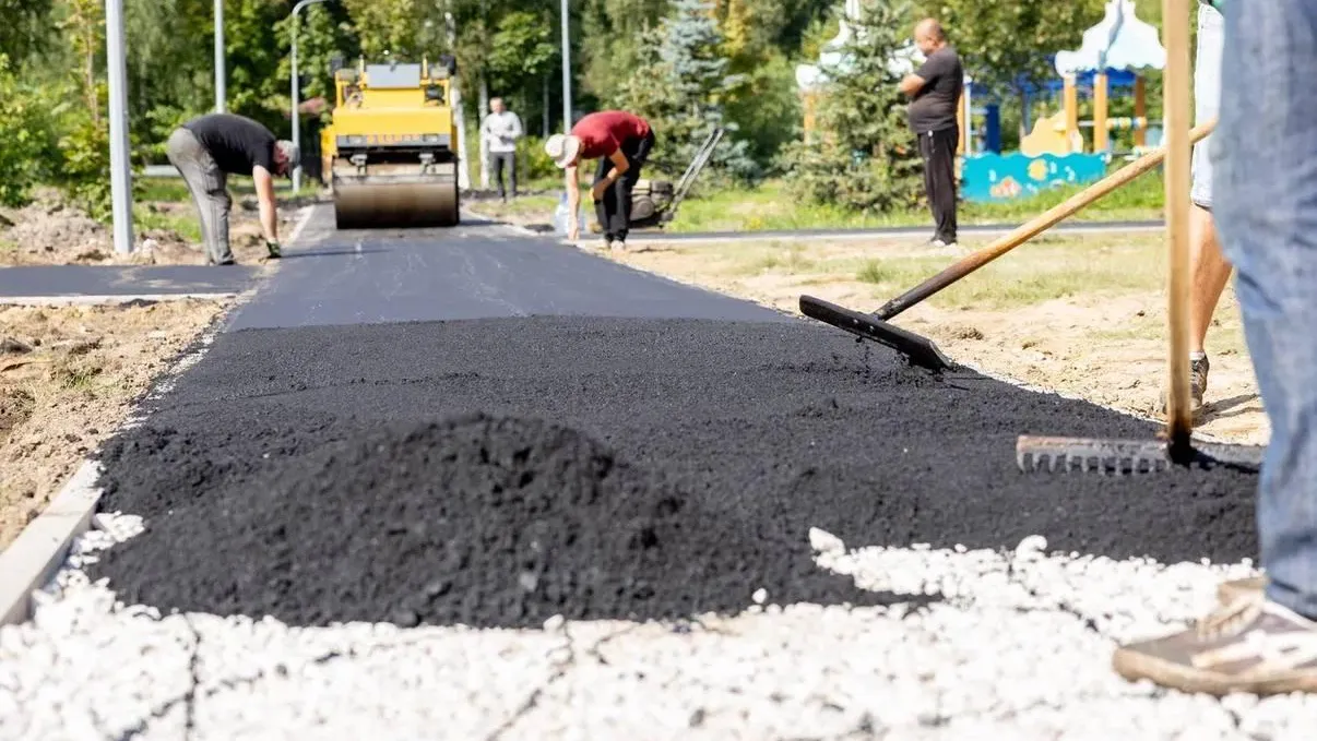 В сквере поселка Вереи начали асфальтировать новые пешеходные дорожки