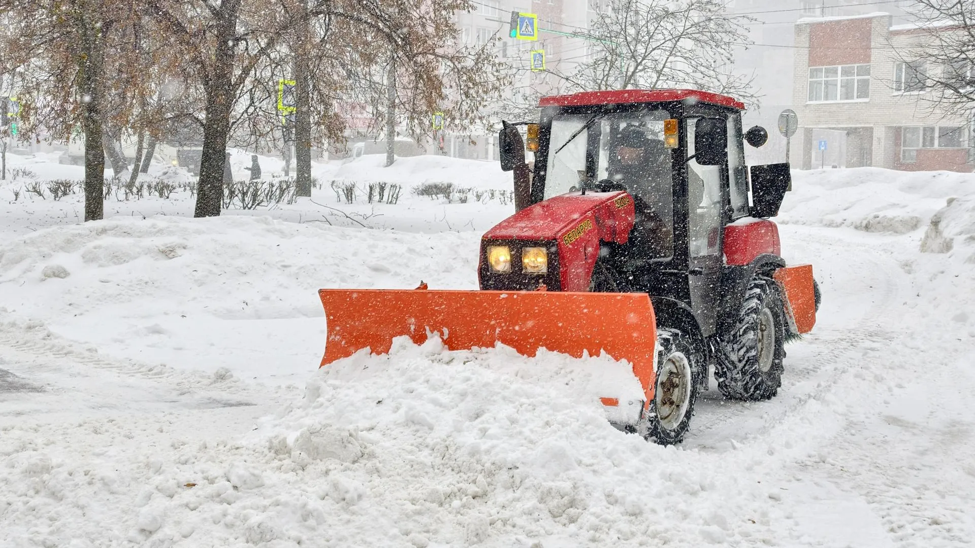 В Орехово-Зуеве коммунальщики убирают снег во дворах