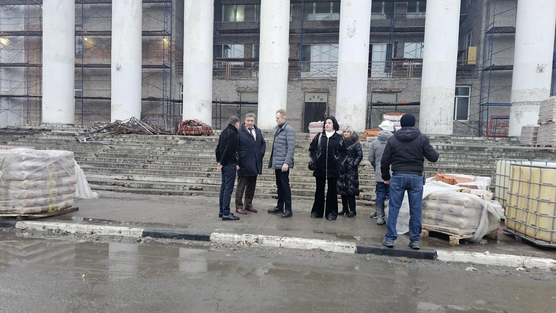 Ход капитального ремонта культурного центра «Октябрь» проверили в Подмосковье