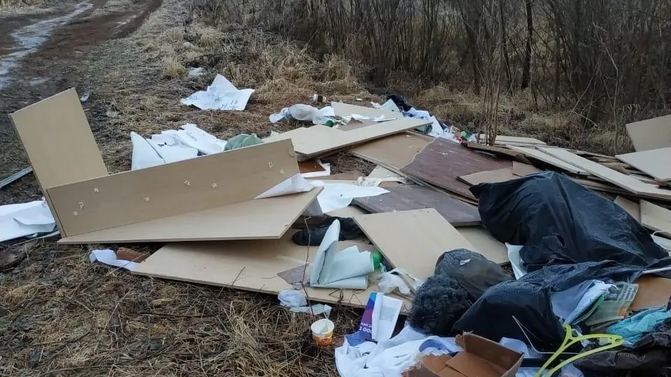В Подольске неизвестные выбросили строительный мусор на берег реки Моча