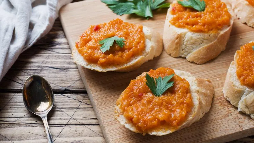 С грибами, с майонезом и с запеченным чесноком: 7 рецептов домашней кабачковой икры