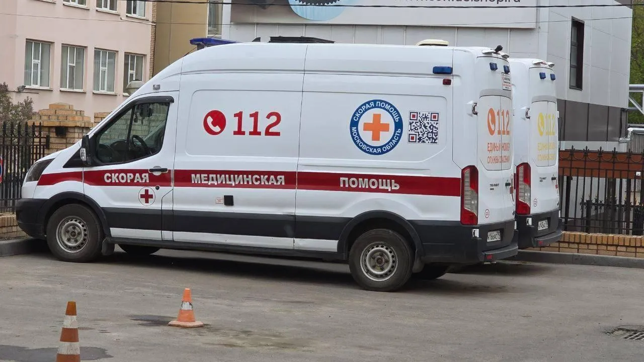 Партийцы поздравили работников скорой медицинской помощи с профессиональным праздником