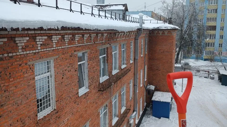 В Клину убирают наледь и сосульки с социальных объектов