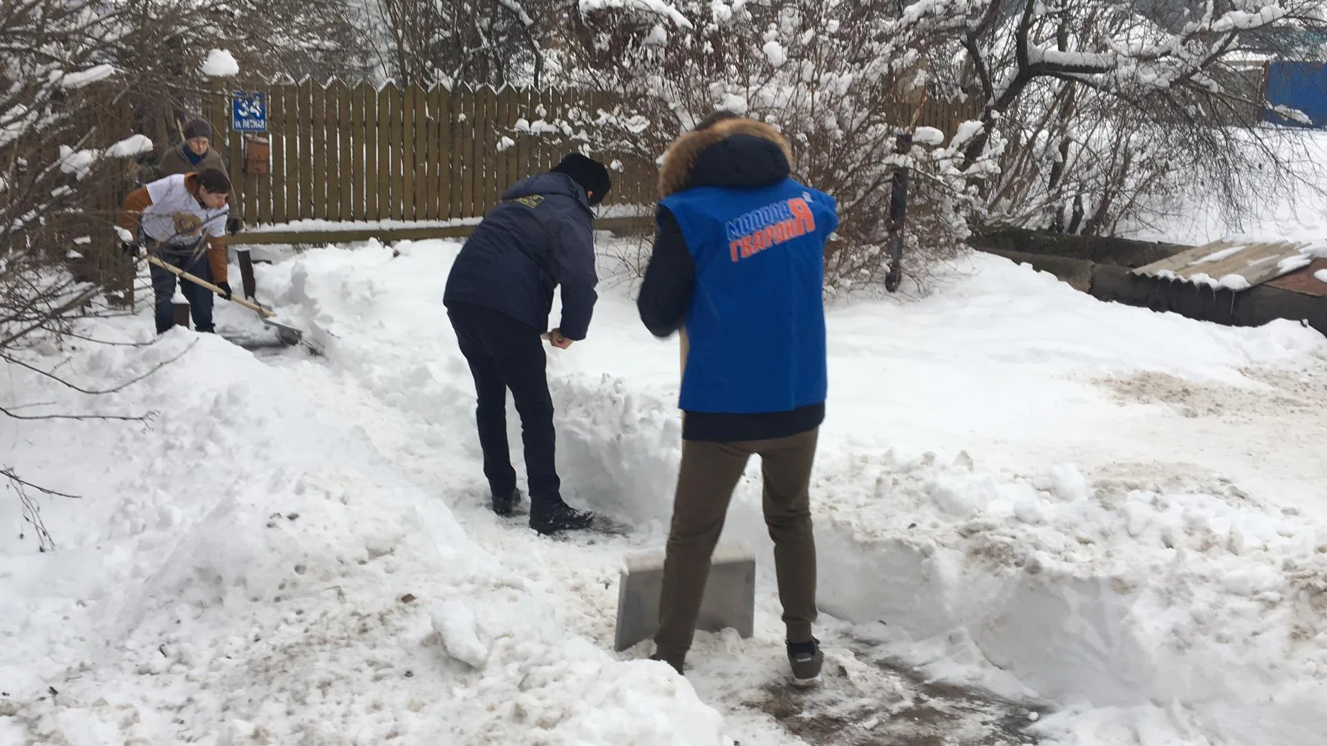 Подмосковные молодогвардейцы помогают ликвидировать последствия снегопада