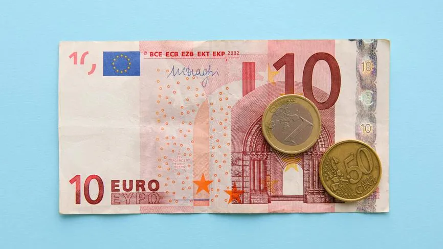 Евро по 110 рублей уже этой осенью? Что может обрушить рубль