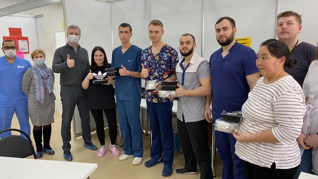 Горячие обеды доставили медикам ковид‑центра Люберец