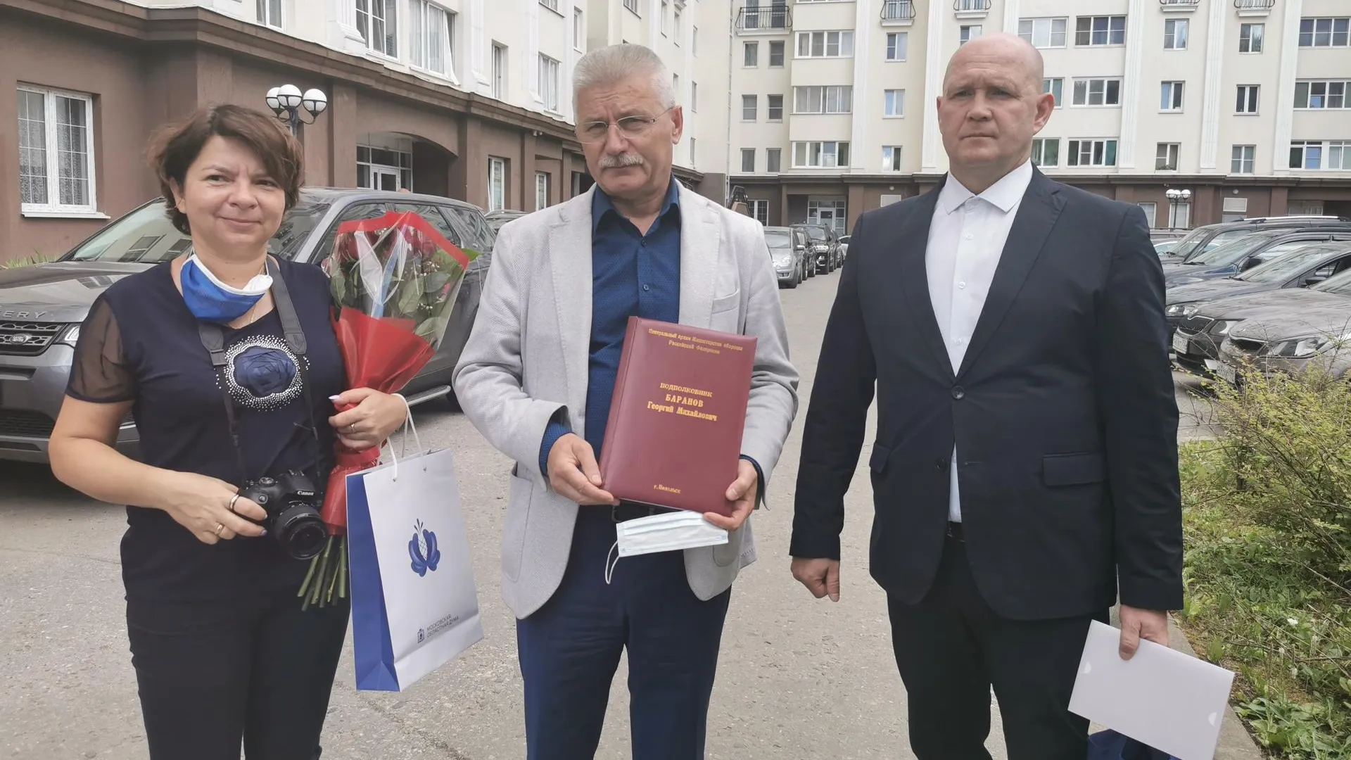 Ветерану ВОВ из Подольска вручили книгу о его воинском пути