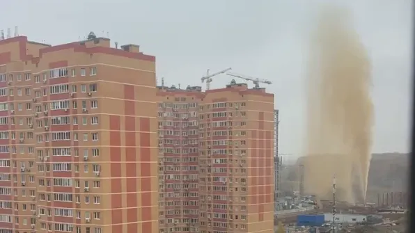 Завораживающие кадры: загадочный фонтан вырвался из-под земли в Новой Москве