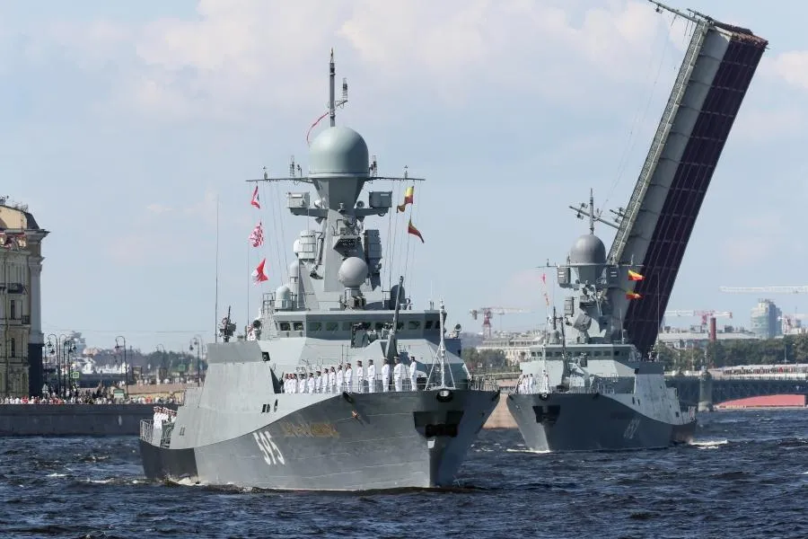 Малый ракетный корабль 3-го ранга «Наро-Фоминск» проекта 21631 «Буян-М» на Главном военно-морском параде в Санкт-Петербурге по случаю Дня Военно-морского флота РФ.