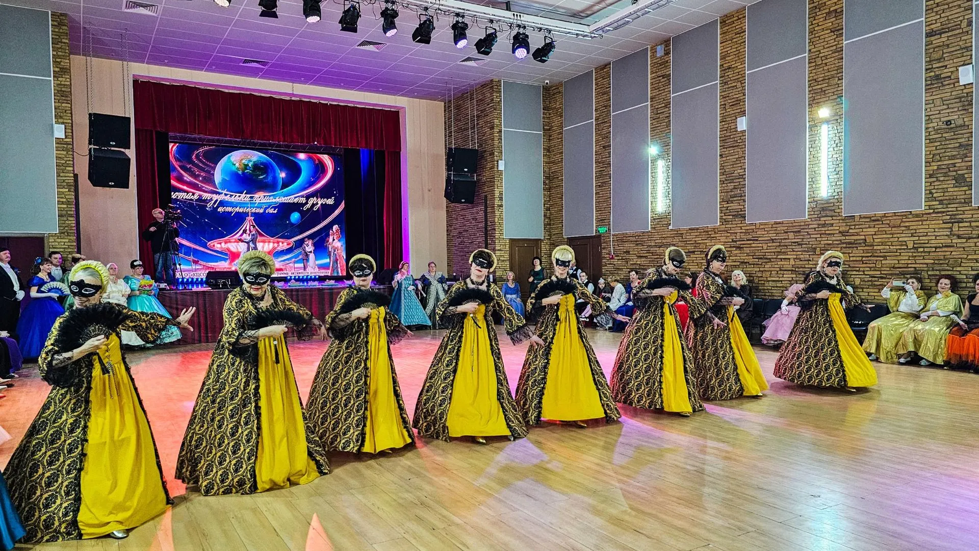 В Клину прошел исторический бал с участием 120 танцоров