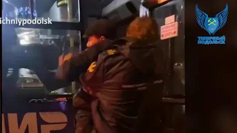 Жители Подольска сняли на видео нападение контролера на пассажира маршрутки