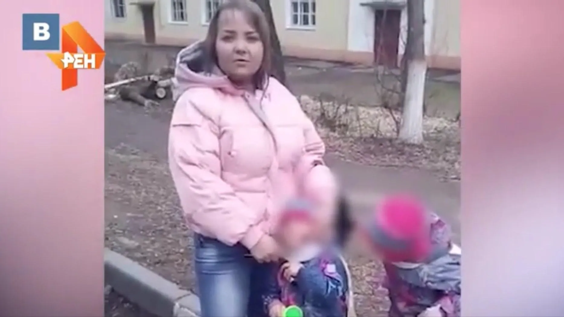 СК начал проверку после видео с матерью, угрожавшей ножом ребенку в Клину