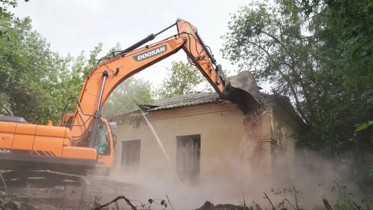 В округе Домодедове приступили к сносу бывшего здания психиатрической больницы