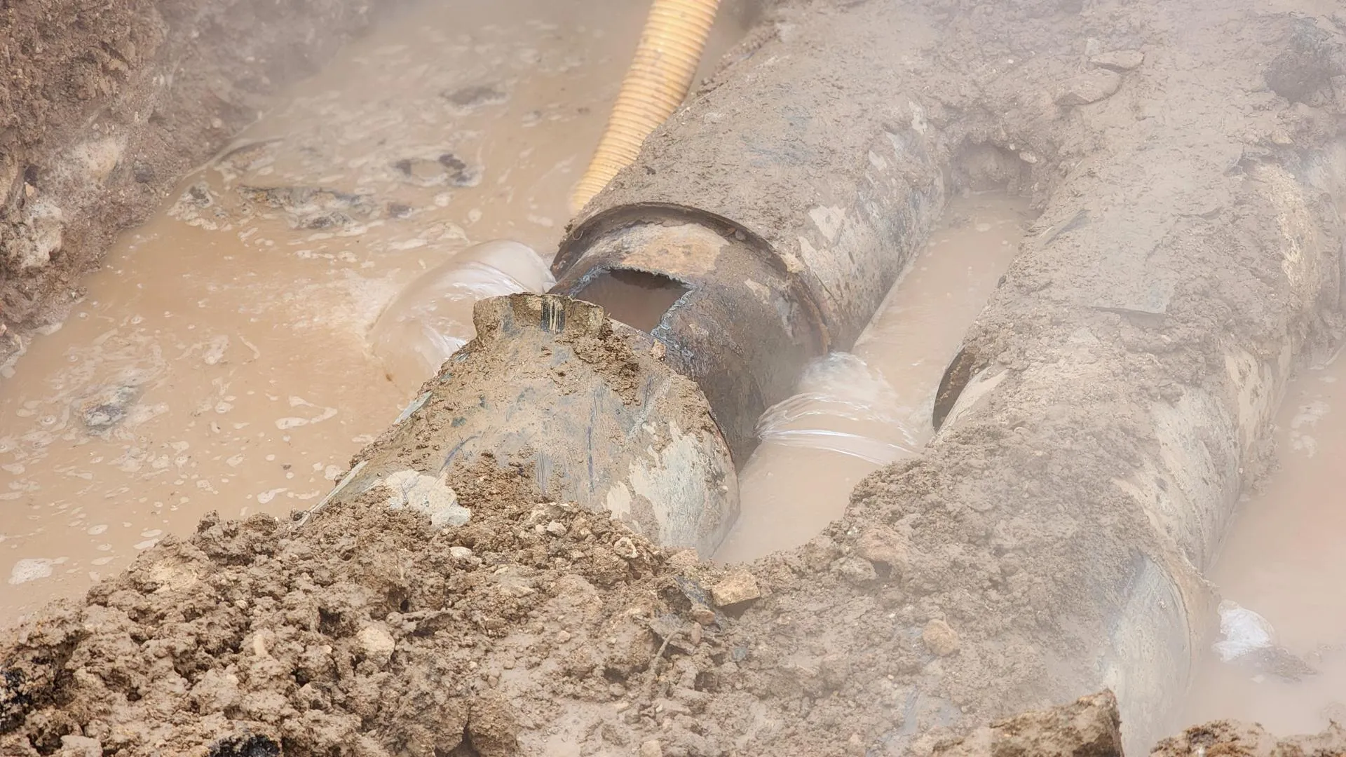 Эксперт предупредил о риске новых аварий в ЖКХ зимой из-за изношенных сетей