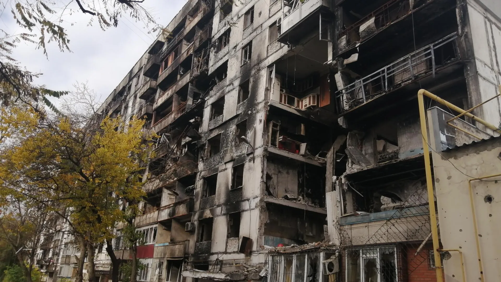 Дом в Орджоникидзевском районе Мариуполя подмосковные специалисты восстановили на 35%