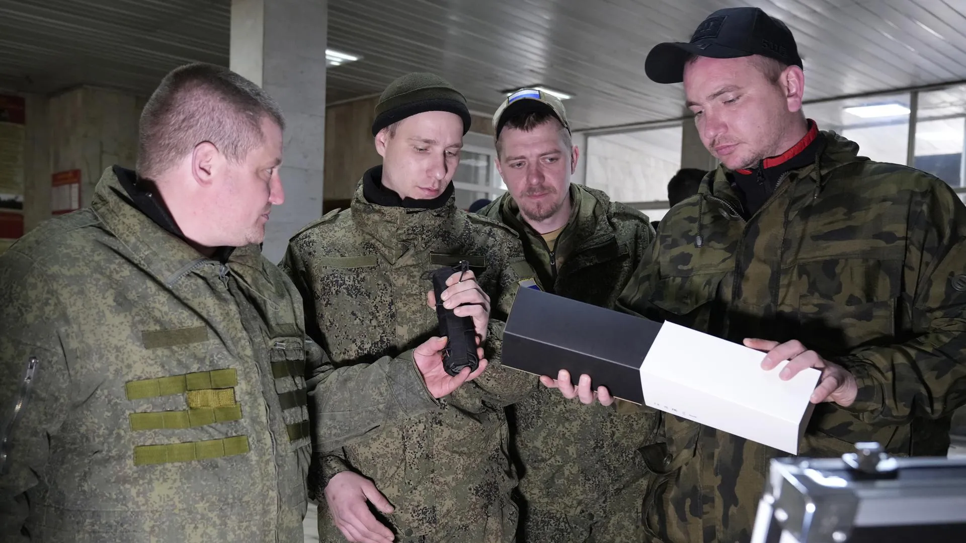 По поручению Андрея Воробьева бойцам СВО передали дополнительное снаряжение