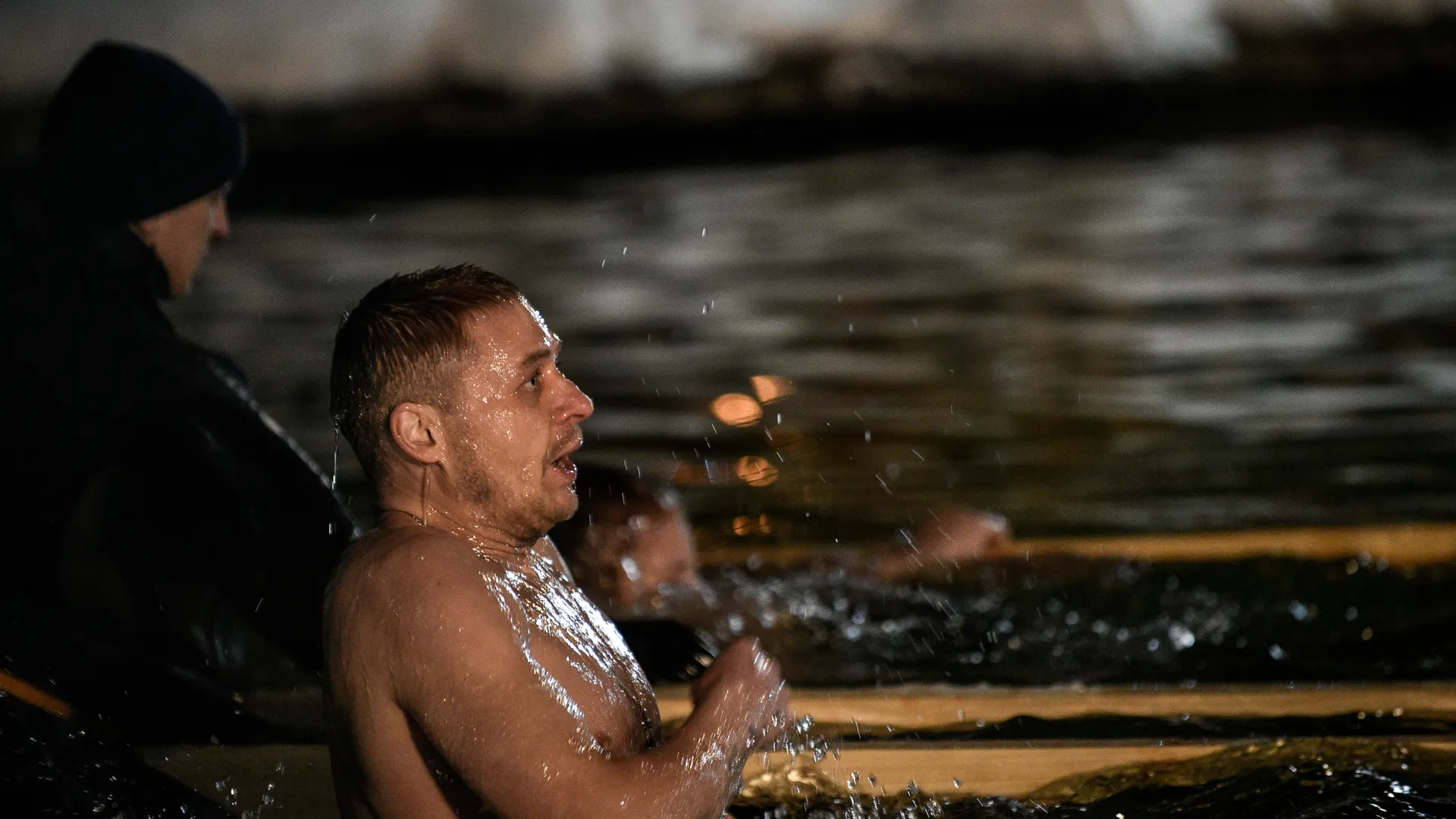 Не время умирать: что делать, если «колотит» после купания в проруби