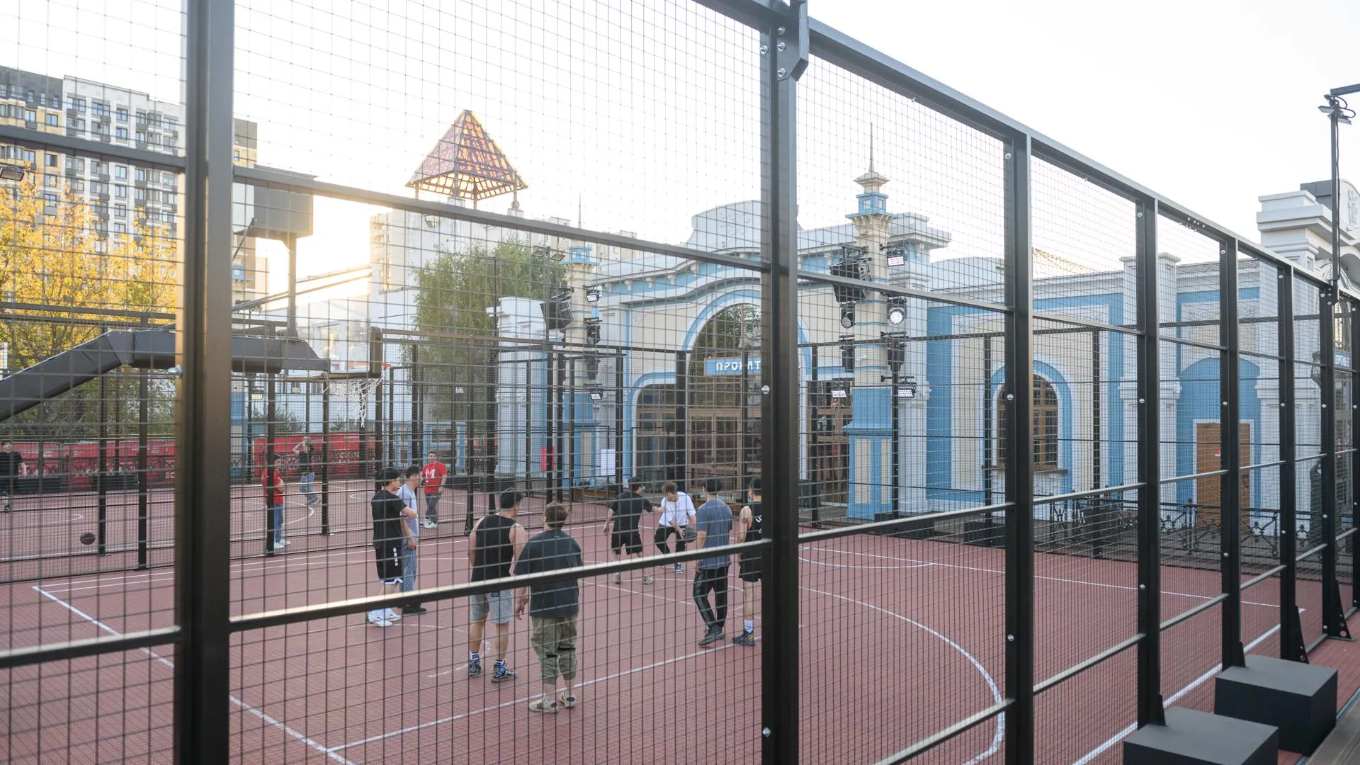 Площадки с кортами для игры в стритбол открыли в столице