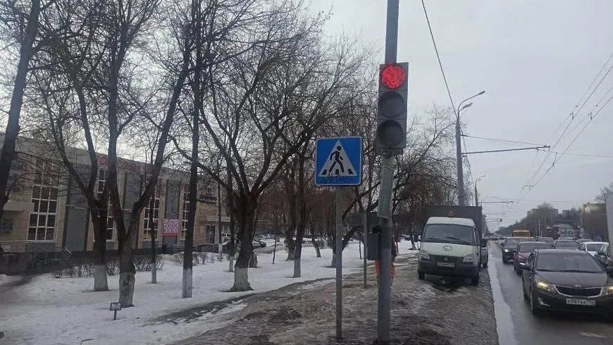Сотрудники «Мосавтодора» отремонтировали светофор на улице Кирова в Подольске