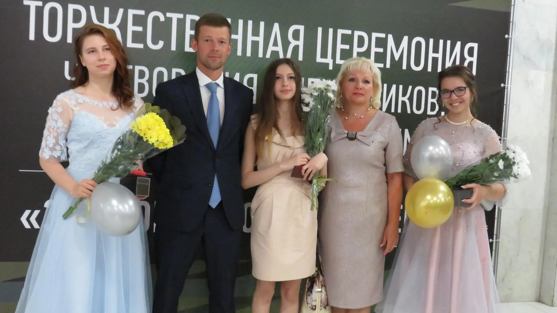 Глава Балашихи вручил 272 выпускникам школ медали «За особые успехи в учении»