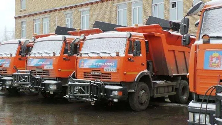 Свыше 100 единиц техники убирали дороги Подмосковья прошедшей ночью