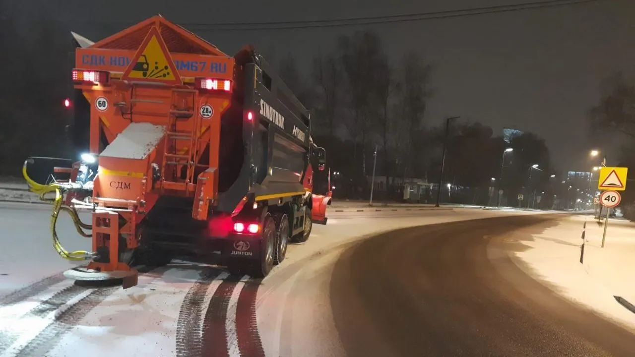 Дорожные службы Долгопрудного убрали снег с улиц и тротуаров 10 декабря
